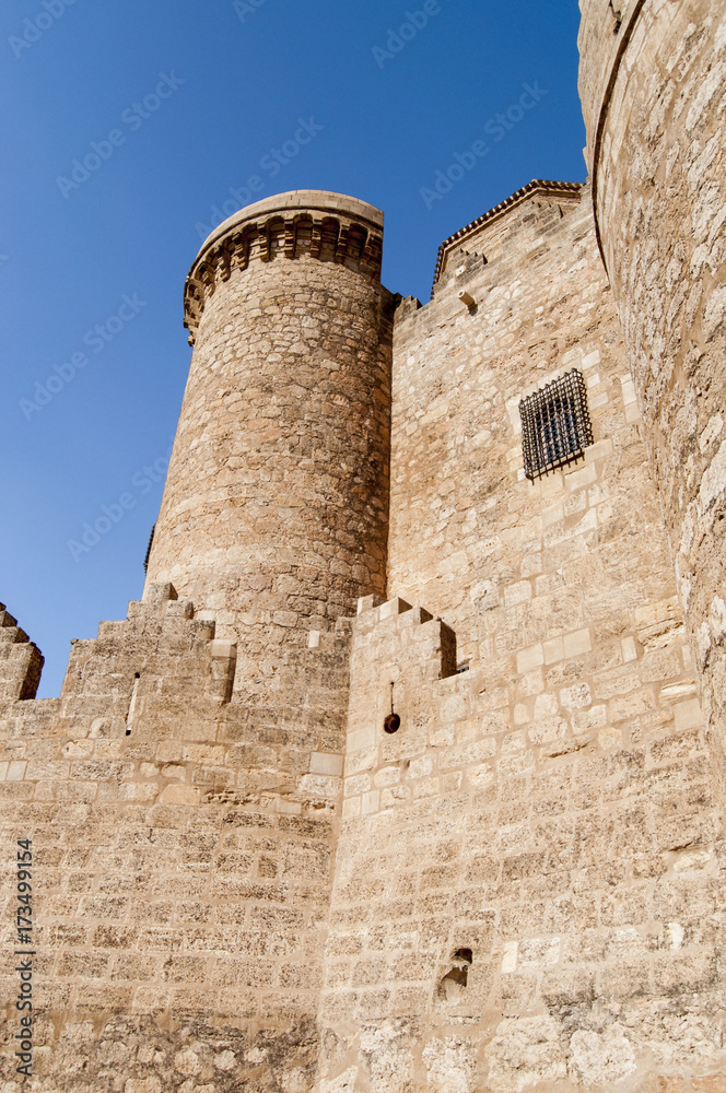 Muros y torres del Castillo de Belmonte en Cuenca