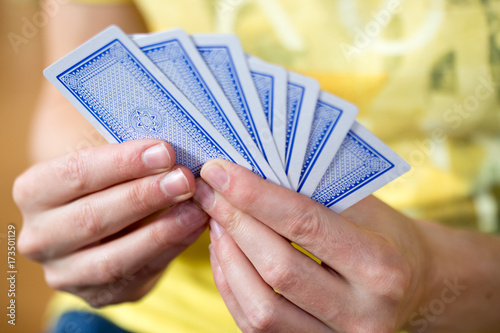 Spielkarten in Männerhänden, Rückansicht