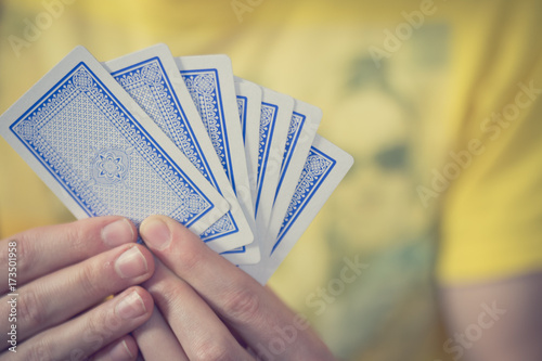 Spielkarten in Männerhänden, Rückansicht photo