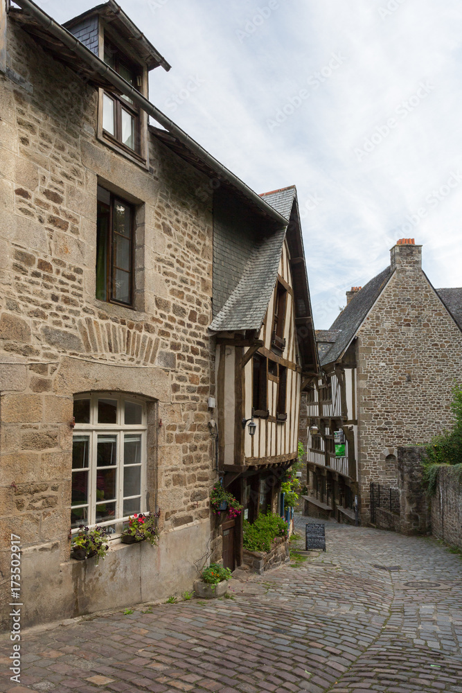 Rue pavée et façades Rue pavée et façades