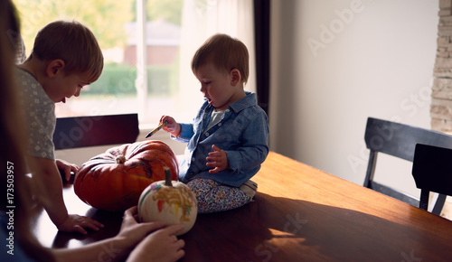 Fotografie Family decorating pumpkins together for Halloween