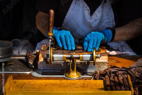 Cigar artisan production