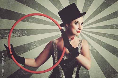 femme cirque vintage avec cerceau  photo