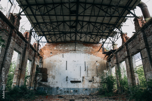 Foto Destroyed by war abandoned industrial wharehouse