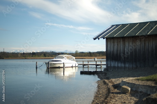 Motorboot bei Bootshütte am Starnberger See 