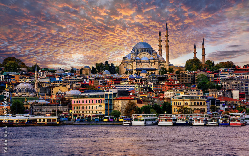 Naklejka premium Miasto Stambuł na dramatycznym zachodzie słońca, Turcja