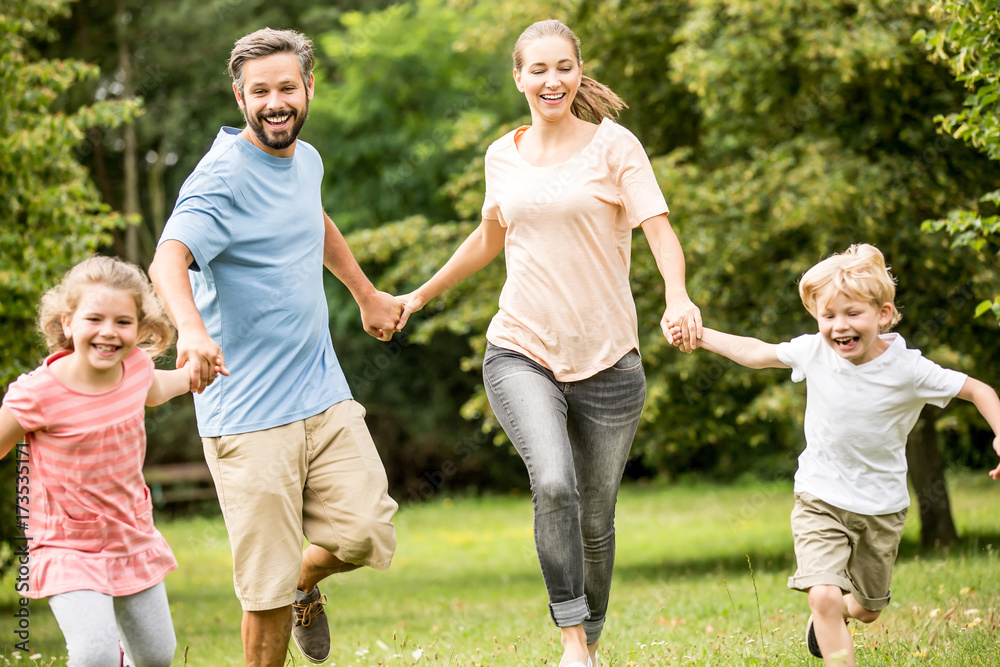 Glückliche Familie hat Spaß in der Natur Stock Photo Adobe Stock