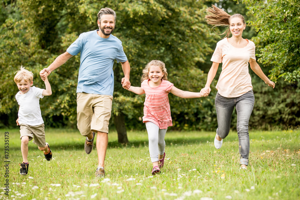 Glückliche Familie läuft im Garten