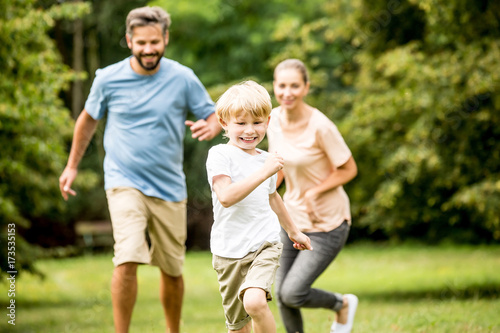 Junge macht Wettlauf mit den Eltern