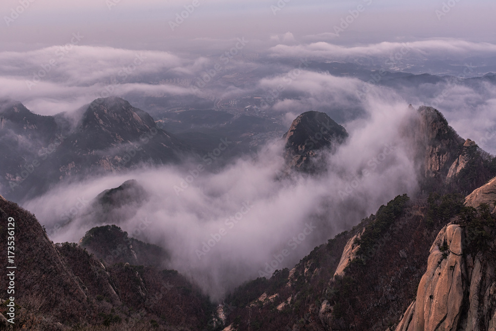 Obraz premium Baegundae highest mountains in the morning Bukhansan in seoul,south Korea,national park