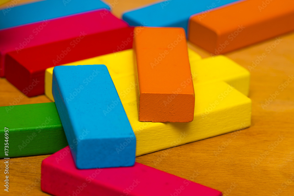 Obraz premium Scattered heap of toy colored wooden bricks