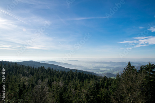 Blcik vom Gipfel eines Berges ins Tal im Bayerischen Wald
