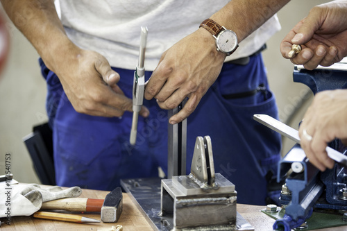 Gewinde schneiden, Nahaufnahme mit Händen des Handwerker