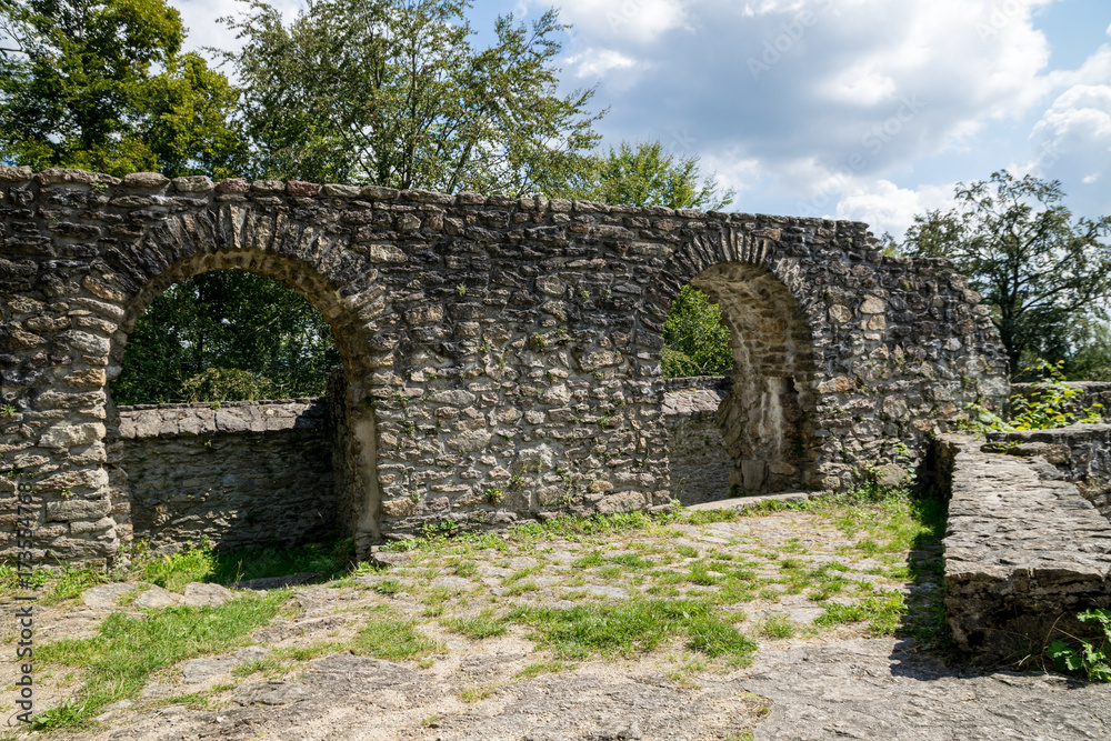 Torbogen auf einer alten Burg im bayerischen wald