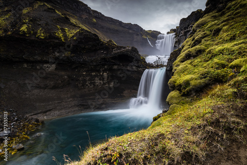 Cascata Ofaerufoss in Islanda dai magnifici colori