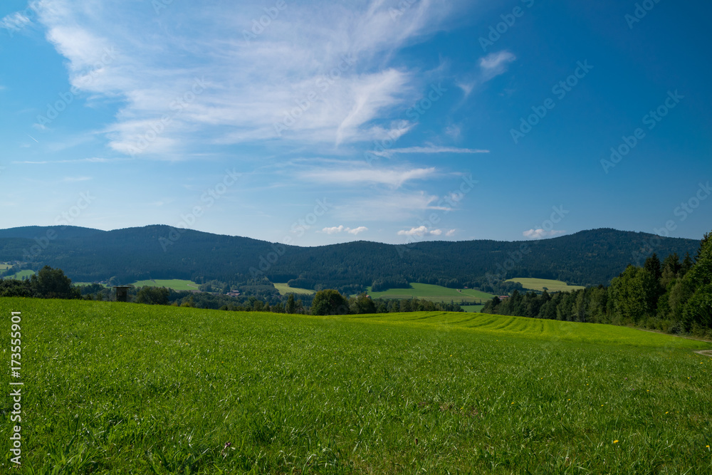 Landschaft mit Wiese und Felder und wolken am Himmel im Bayerischen Wald