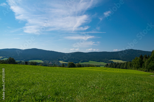 Landschaft mit Wiese und Felder und wolken am Himmel im Bayerischen Wald