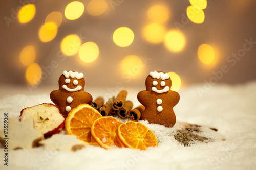 Lebkuchen und weihnachtliche Gewürze vor Lichtern im Advent