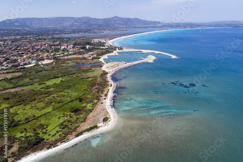 Ripresa aerea di una spiaggia di San Teodoro in Sardegna. Mare azzurro e trasparente