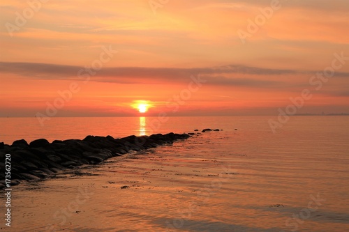 Buhne an der Ostsee im malerischen Morgenrot bei Sonnenaufgang photo