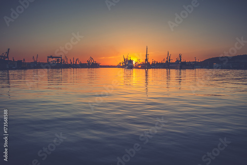 Obraz na płótnie Amazing foggy sunrise over the shipyard in Gdynia w salonie
