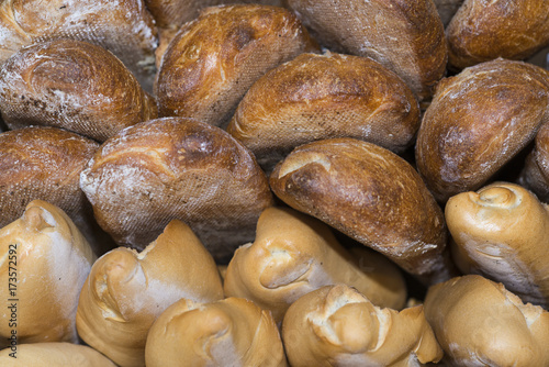 Barras de pan recién cocidas en una panadería industrial de producción tradicional