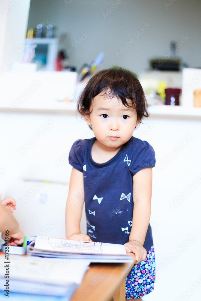 屋内で遊ぶかわいい子供