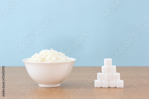 ご飯と角砂糖で糖質制限ダイエットのイメージ