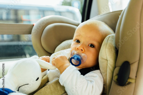 Φωτογραφία Baby playing with toy in car seat