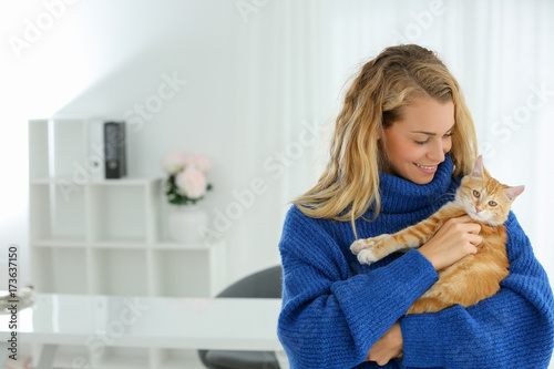 young woman wearing pull cocooning