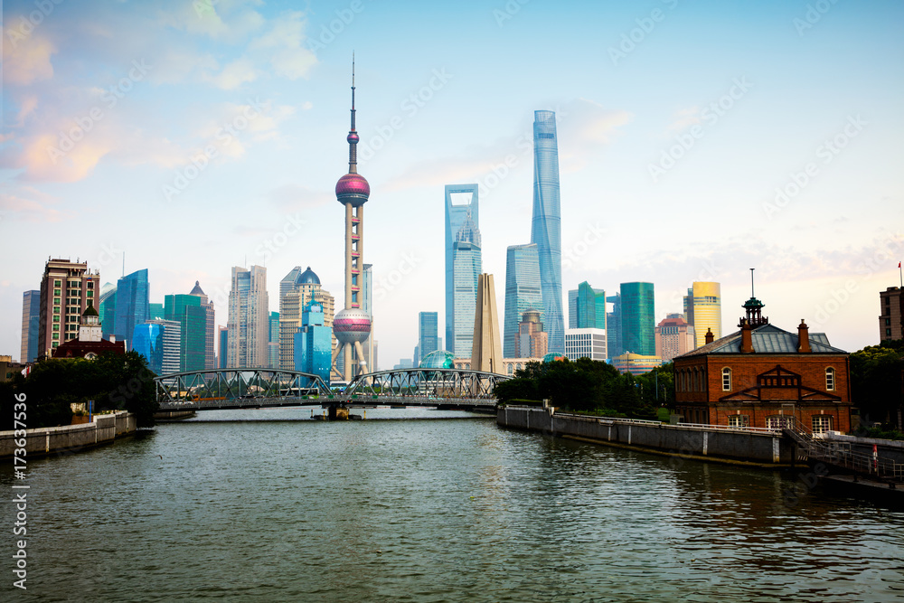Obraz premium Shanghai city skyline with historical Waibaidu bridge, Shanghai, China