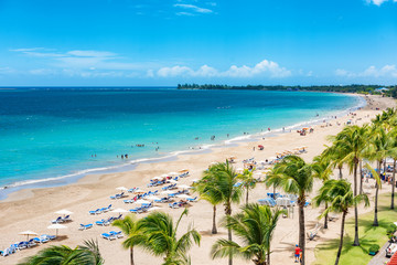Fototapete Karibik Puerto Rico Strand Reisen Urlaub Landschaft Hintergrund. Isla Verde Resort in San Juan, berühmtes Reiseziel für Kreuzfahrtschiffe in der Karibik.  © Maridav
