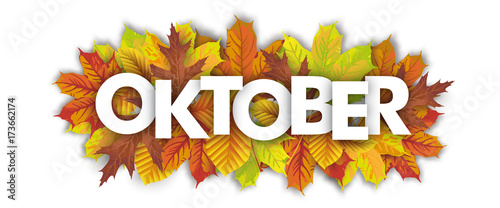 Herbstblätter mit dem Wort Oktober