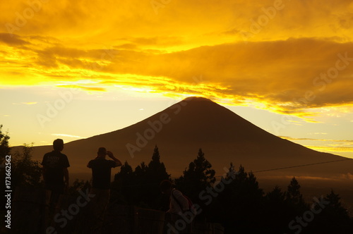 夕焼けと富士山 © TeTsumi