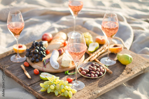 Obraz na płótnie Refreshing Rosa Wine in a Glass . Beach Cheers Celebration Friendship Summer Fun Dinner Concept. w salonie