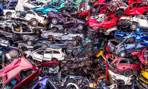Obraz na płótnie Scrapped cars stacked on a scrap yard. w salonie