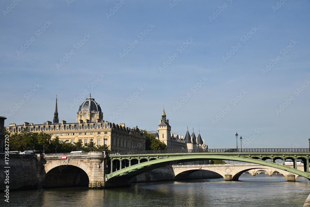 Ile de la Cité et ponts franchissant la Seine à Paris, France