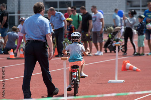 Kind mit Polizist bei der Fahrradprüfung