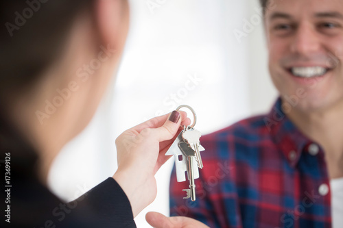 Foto Man Collecting Keys To New Home From Female Realtor