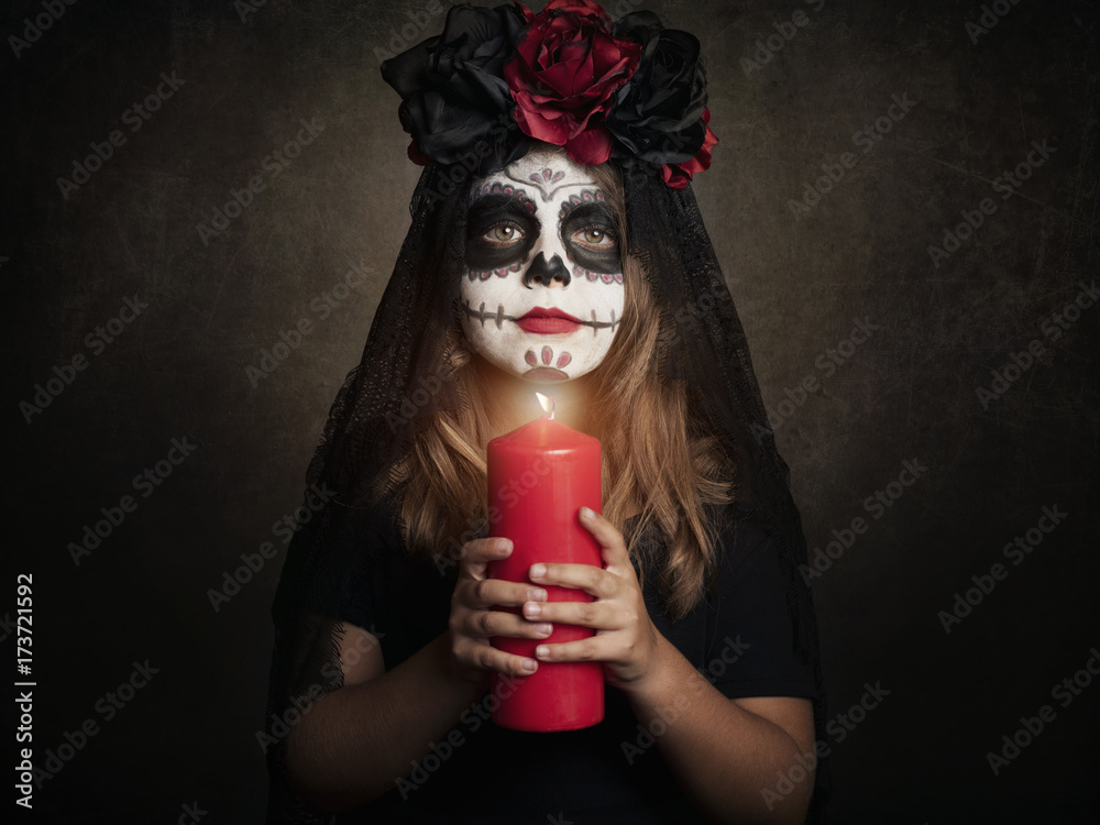 niña en halloween