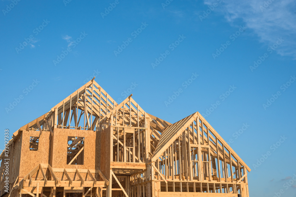 Φωτογραφία Close-up of gables roof on stick built home under construction and blue sky in Humble, Texas, USA