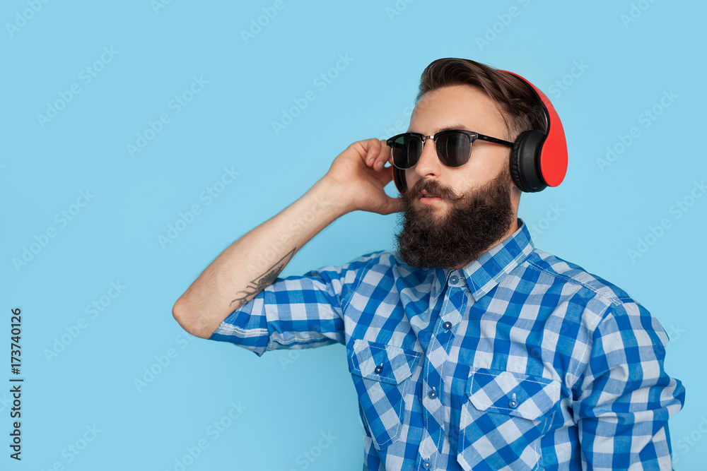 Naklejka premium Stylish man posing in headphones