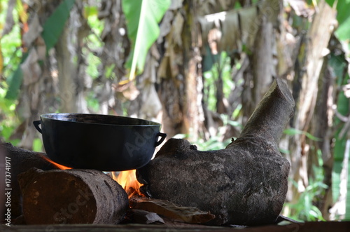 Marmite sur le feu de bois, cuisine traditionnelle d'un village d'indiens Embera dans la jungle du Panama photo