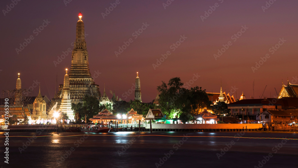 Fototapeta premium Wat Arun Temple at dusk, Bangkok