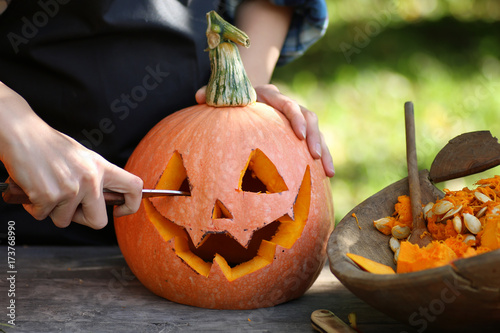Fotografie carve pumpkins for Halloween