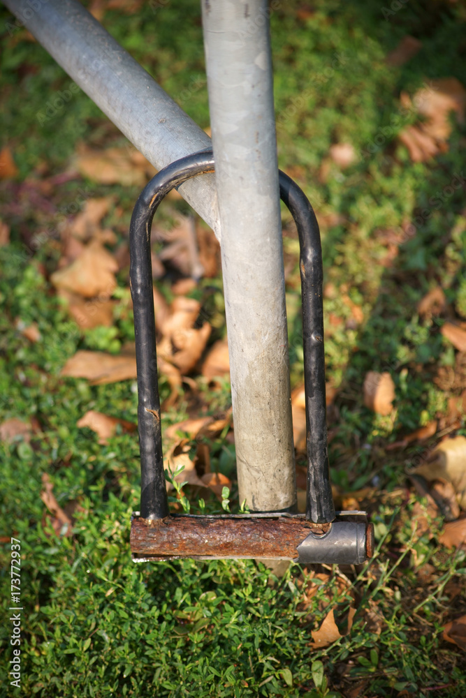 Vergessenes Bügelschloss / Ein hängengelassenes altes verrostetes Bügelfahrradschloss am Rohr eines Geländers. Vergessenes Bügelschloss / Ein hängengelassenes altes verrostetes Bügelfahrradschloss am Rohr eines Geländers.