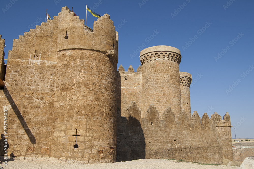 Murallas y torres del Castillo de Belmonte en Cuenca