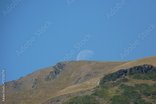 Lune derrière la montagne