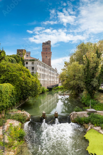 Aussicht über den Fluß zur alten Sternwarte von Padova, Italien