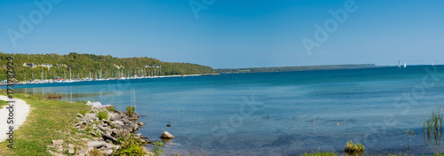 Fototapeta Naklejka Na Ścianę i Meble -  Panorama of the lake with yachts on the quay